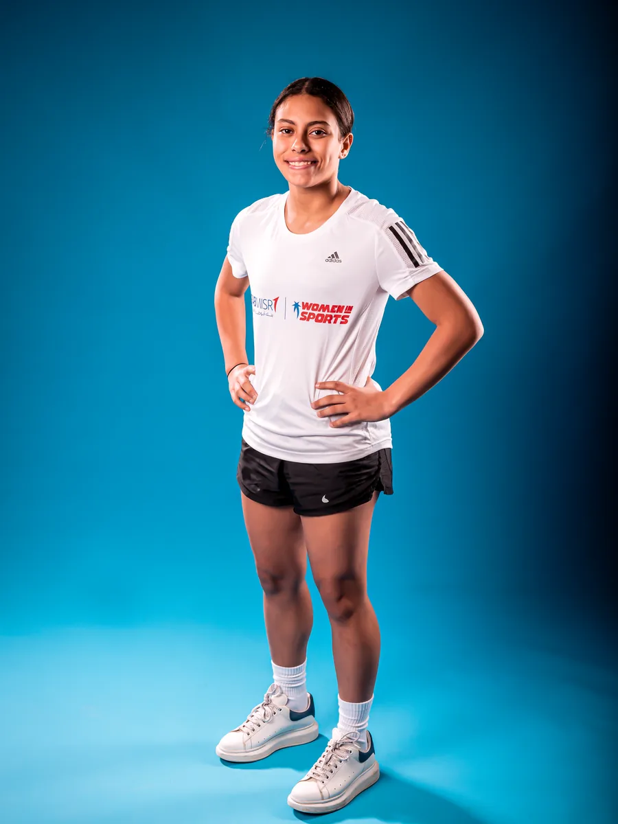 رياضية شابة بقميص Women in Sports